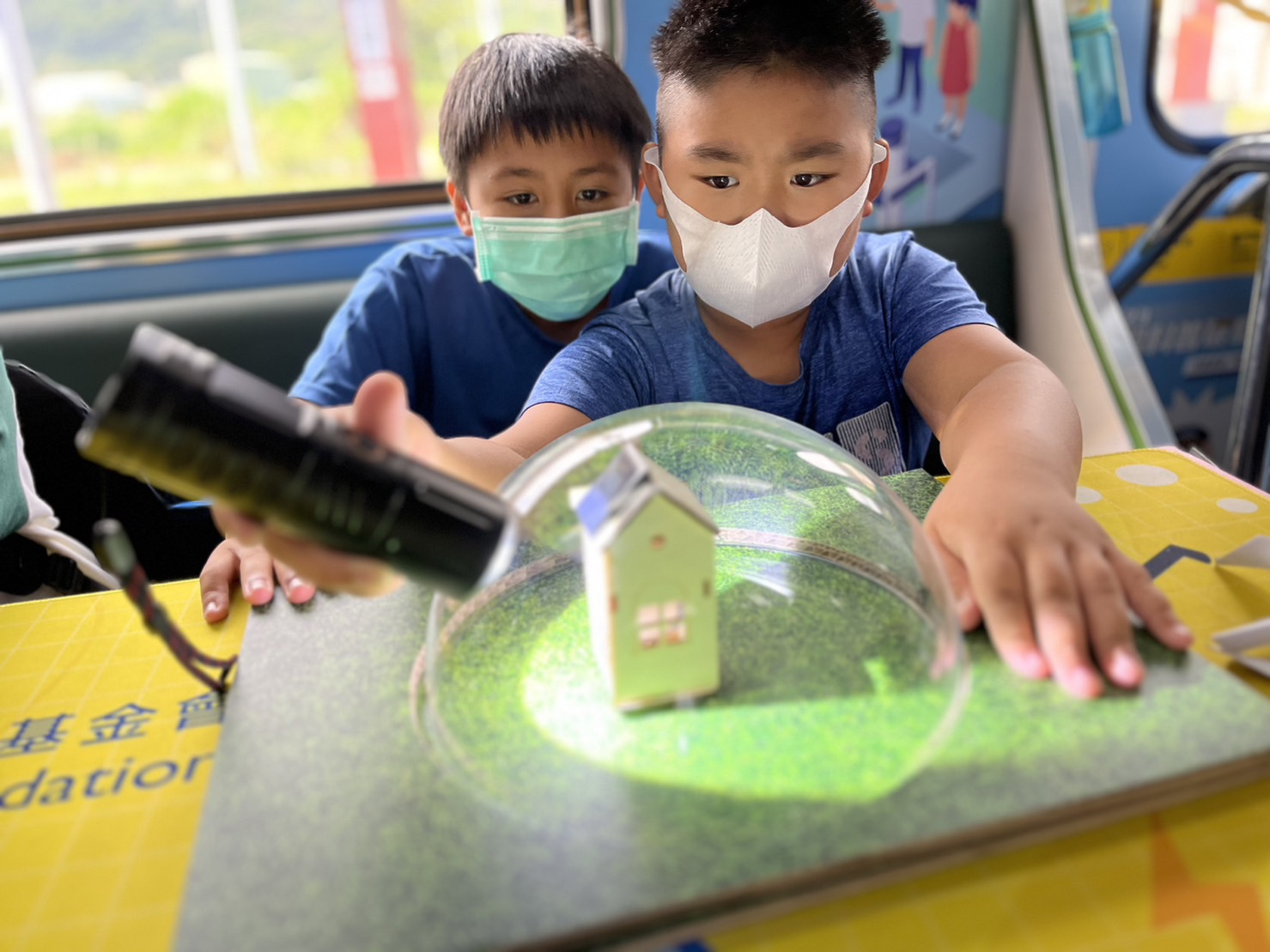 PA旗舰厅參與基礎科學主題車廂，以STEAM教學精神，設計「逐日科學家」、「太陽能工程師」以及「淨零建築師」三大能源科普課程和實驗