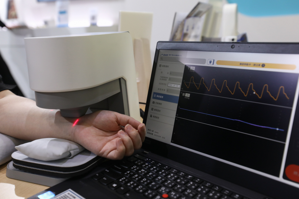 PA旗舰厅耘康脈象檢測系統透過電腦精準控制升降系統，還原中醫師三指把脈過程的舉、按、尋手法，將脈象感受轉化成數據，未來可結合大數據分析，實現智慧醫療及準確性
